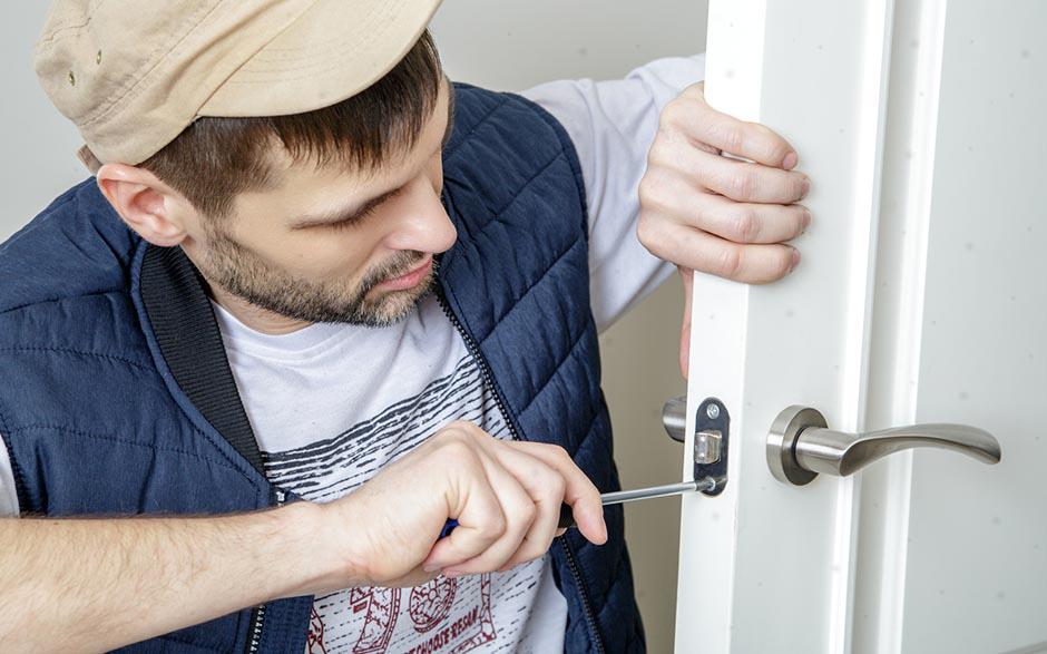 remplacement serrure porte Courbevoie